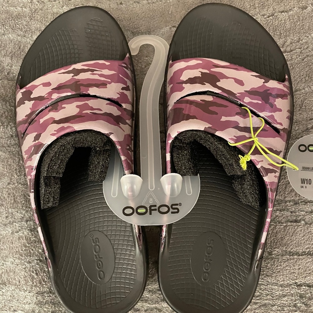 Women’s Oofos purple camo NWT size 10